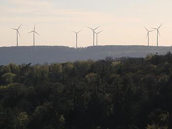 Vom Volkersberg sind diese Windräder zu sehen. Es könnten weitere hinzukommen. Foto: Archiv/Ulrike Müller