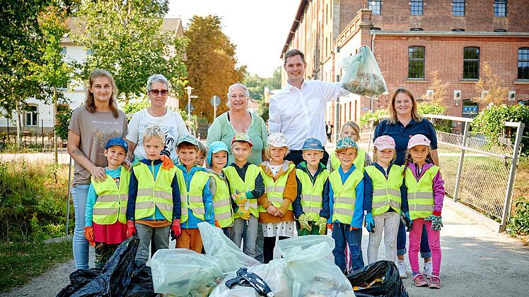 Bamberg: Helfer ziehen haufenweise M&uuml;ll aus Kanal - Demo-Plakat, Fahrr&auml;der und Co.