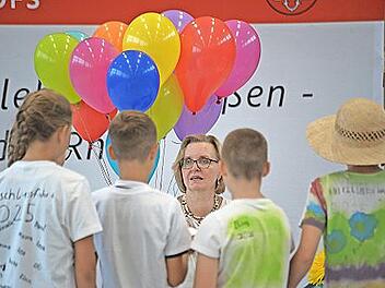 „Irgendwann muss auch mal Schluss sein“: Bunt und originell verabschiedeten die Kinder der Grundschule Zeitlofs Rektorin Ulla Farkas in den Ruhestand.