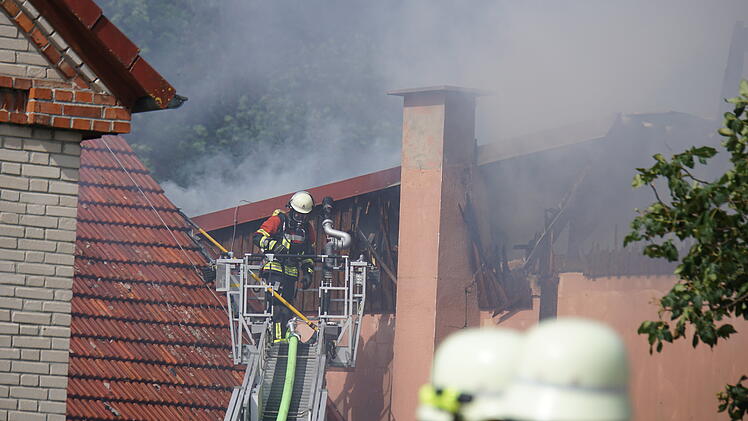Scheunenbrand in Feuchtwangen - 170 Einsatzkr&auml;fte vor Ort