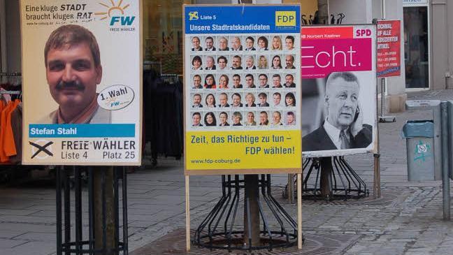 Ein Baum, ein Schild: So sah es in Coburg vor der Kommunalwahl 2008 aus. Thomas Bittorf, Vorsitzender der CSU Coburg-Stadtmitte, hat nun vorgeschlagen, dass alle Parteien sich darauf einigen, im Wahlkampf 2014 nicht so stark zu plakatieren - auch um zu sparen. Foto: CT-Archiv