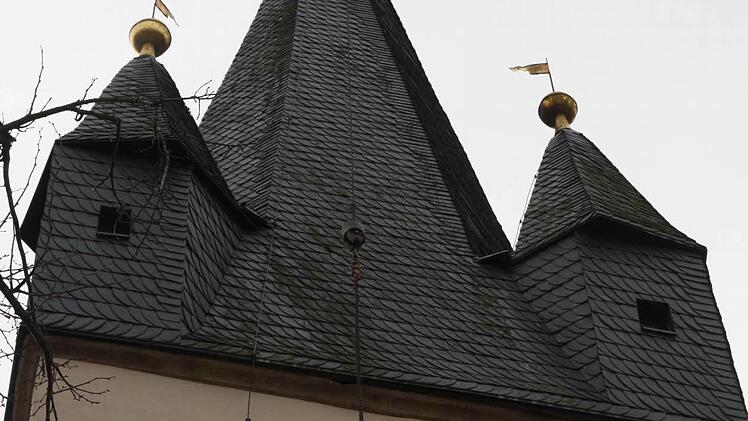 Die Glocke von 1635 auf ihrem Weg zurück in den Turm