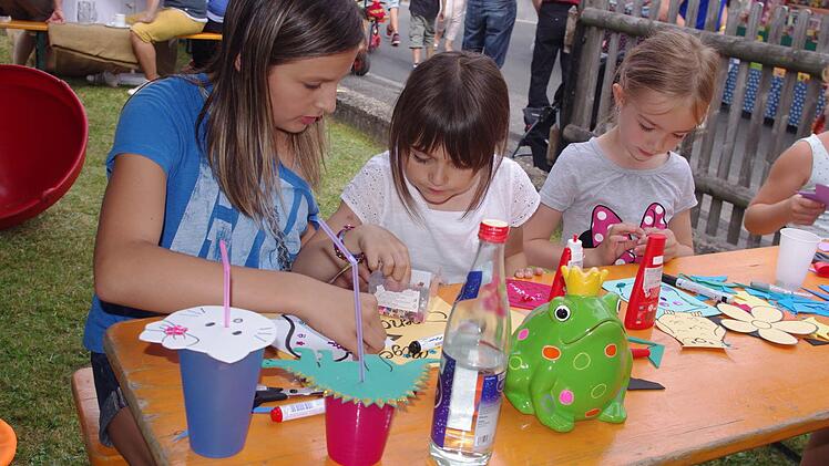 Unter Leitung der Hesselbacher Jugend bastelten die Kinder praktische Moosgummi-Abdeckungen für Trinkbecher.  Fotos: Heike Schülein