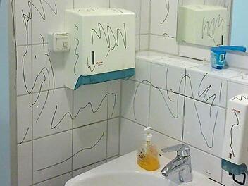 Nun hat es auch die Tedox-Filiale in Hallstadt erwischt. Unbekannte haben die Toiletten mit wasserfestem Filzstift verunstaltet. Foto: Yvette Kapelle