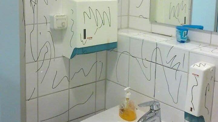 Nun hat es auch die Tedox-Filiale in Hallstadt erwischt. Unbekannte haben die Toiletten mit wasserfestem Filzstift verunstaltet. Foto: Yvette Kapelle