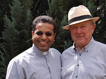 Pater Thomas mit Gerhard Adam Foto: Günther Straub