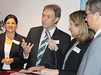 An der Podiumsdiskussion nahmen die zweite Bürgermeisterin der Stadt Kronach, Angela Hofmann (links), Landratskandidat Klaus Löffler und Staatssekretär Bernd Silber teil. Daniela Thüroff moderierte die Fragerunde.  Fotos: Veronika Schadeck