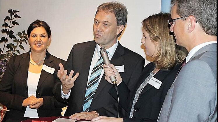 An der Podiumsdiskussion nahmen die zweite Bürgermeisterin der Stadt Kronach, Angela Hofmann (links), Landratskandidat Klaus Löffler und Staatssekretär Bernd Silber teil. Daniela Thüroff moderierte die Fragerunde.  Fotos: Veronika Schadeck