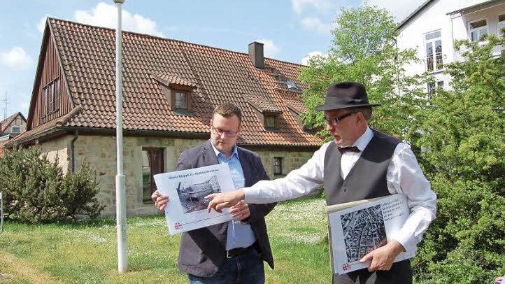 Im Innenhof des Grundstücks Oberer Bürglaß 21 erläuterte Reiner Wessels, wie sich das Terrain in den zurückliegenden Jahrzehnten entwickelt hat und welche Gestaltungsmöglichkeiten es dort gibt.
