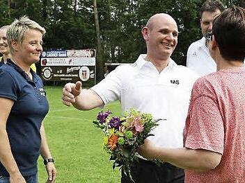 Der scheidende Trainer Markus Spielberger erhält einen Blumenstrauß von Betreuerin Anita Winkler; links Heike Daun, Frauenfußball-Abteilungsleiterin beim SV Frensdorf. Foto: sportpress