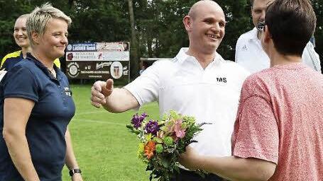 Der scheidende Trainer Markus Spielberger erhält einen Blumenstrauß von Betreuerin Anita Winkler; links Heike Daun, Frauenfußball-Abteilungsleiterin beim SV Frensdorf. Foto: sportpress