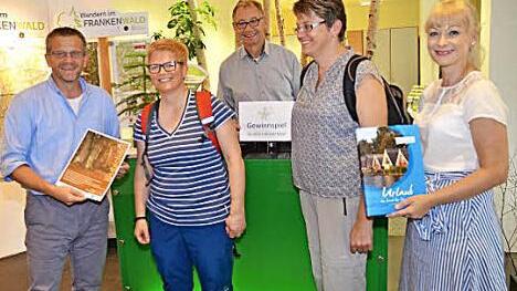 Preis&uuml;bergabe im Frankenwald-Tourismus-Service-Center in Kronach (v.&nbsp;l.): Markus Franz (Frankenwald-Tourismus), Gewinnerin Regina H&ouml;ger, Dietrich F&ouml;rster (Naturpark Frankenwald), Ina Eibisch (Freundin der Gewinnerin), Franka Leidinger (Frankenwald Tourismus)&nbsp; Foto: Hofmann