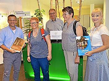 Preisübergabe im Frankenwald-Tourismus-Service-Center in Kronach (v. l.): Markus Franz (Frankenwald-Tourismus), Gewinnerin Regina Höger, Dietrich Förster (Naturpark Frankenwald), Ina Eibisch (Freundin der Gewinnerin), Franka Leidinger (Frankenwald Tourismus)  Foto: Hofmann