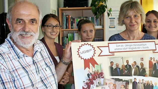 Dr. Hans-Joachim M&ouml;rsdorf wurde vom Team des &Auml;rztenetzwerkes UGeF, (v.l.) Vanessa Jahreis, Laura Nendel, Elke Striegel und Franziska Distler, als Mitglied der ersten Stunde geehrt.  Fotos: Andreas Oswald