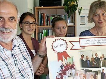 Dr. Hans-Joachim Mörsdorf wurde vom Team des Ärztenetzwerkes UGeF, (v.l.) Vanessa Jahreis, Laura Nendel, Elke Striegel und Franziska Distler, als Mitglied der ersten Stunde geehrt.  Fotos: Andreas Oswald