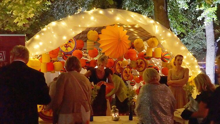 Der Erl&ouml;s aus dem Lampions-Verkauf kommt dem F&ouml;rderverein Familie und Wissenschaft sowie dem Verein zur Internationalisierung, speziell f&uuml;r die Studienorientierung f&uuml;r Gefl&uuml;chtete an der FAU, zugute. Foto: Pascale Ferry