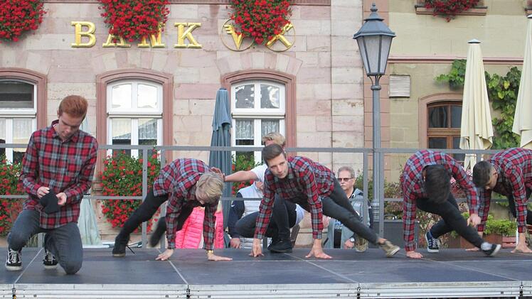 Breakdancer der Tanzschule Pelzer zeigten zum Auftakt der Langen Einkaufsnacht ihr Können. Foto: Winfried Ehling