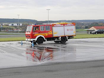 Extrem-Bedingungen werden hier simuliert, damit die Feuerwehrleute das Verhalten ihrer Einsatzfahrzeuge  kennen. Foto: Evi Seeger