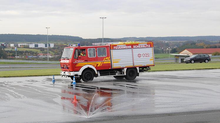 Extrem-Bedingungen werden hier simuliert, damit die Feuerwehrleute das Verhalten ihrer Einsatzfahrzeuge  kennen. Foto: Evi Seeger