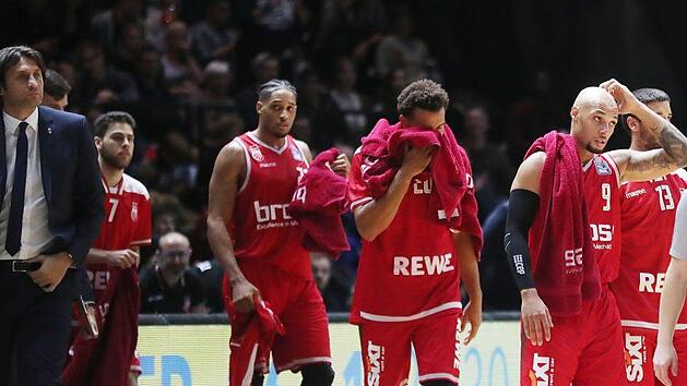 Lange Gesichter gab's bei den Bambergern nach der Pleite in Braunschweig. Fotoagentur H&uuml;bner