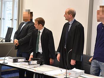 Vor dem Landgericht Bamberg müssen sich zwei Männer (hier mit ihren Verteidiigern Jochen Kaller und Oliver Teichmann) wegen gefährlicher Körperverletzung und versuchten Totschlags in der Sandstraße verantworten. Foto: Ronald Rinklef