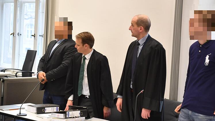 Vor dem Landgericht Bamberg müssen sich zwei Männer (hier mit ihren Verteidiigern Jochen Kaller und Oliver Teichmann) wegen gefährlicher Körperverletzung und versuchten Totschlags in der Sandstraße verantworten. Foto: Ronald Rinklef