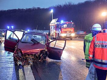 Helfer stehen auf der Autobahn 3 neben einem verungl&uuml;ckten Kleinwagen. Eine 32 Jahre alte Frau ist bei dem Autounfall auf der A3 im Taunus ums Leben gekommen. Der Fahrer und der Beifahrer des Wagens sowie ein zweij&auml;hriges Kind erlitten schwere Verletzungen. Foto: Michael Ehresmann/Wiesbaden112.de/dpa