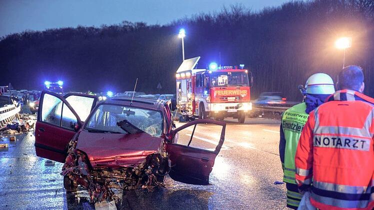 Helfer stehen auf der Autobahn 3 neben einem verungl&uuml;ckten Kleinwagen. Eine 32 Jahre alte Frau ist bei dem Autounfall auf der A3 im Taunus ums Leben gekommen. Der Fahrer und der Beifahrer des Wagens sowie ein zweij&auml;hriges Kind erlitten schwere Verletzungen. Foto: Michael Ehresmann/Wiesbaden112.de/dpa