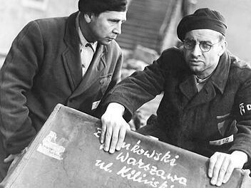 DEFA-Klassiker "Nackt unter W&ouml;lfen" von 1962: Die KZ-Gefangenen H&ouml;fel (Armin Mueller-Stahl, rechts) und Pippig (Fred Delmare) entdecken das im Koffer versteckte Kind.