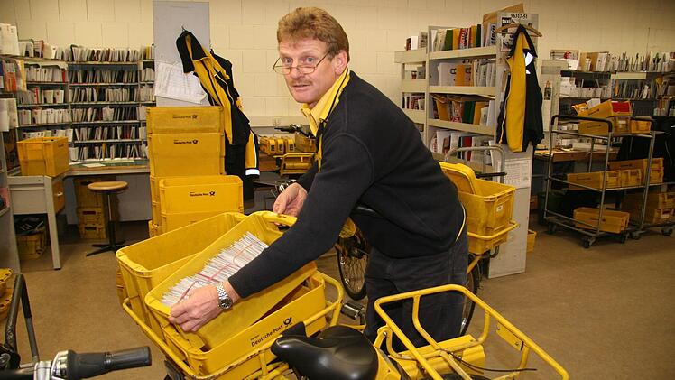 Manfred Pauli ist seit 40 Jahren bei der Post. Er organisiert den gesamten Zustellbetrieb und koordiniert insgesamt 40 Leute.