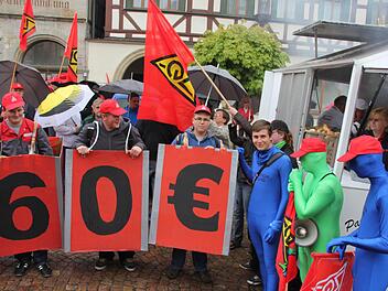 Keine überzogene Forderung fanden die Jugendvertreter in ihren bunten Überzieher-Kostümen - sie wollen 60 Euro mehr Ausbildungsvergütung. Fotos: Ralf Kestel