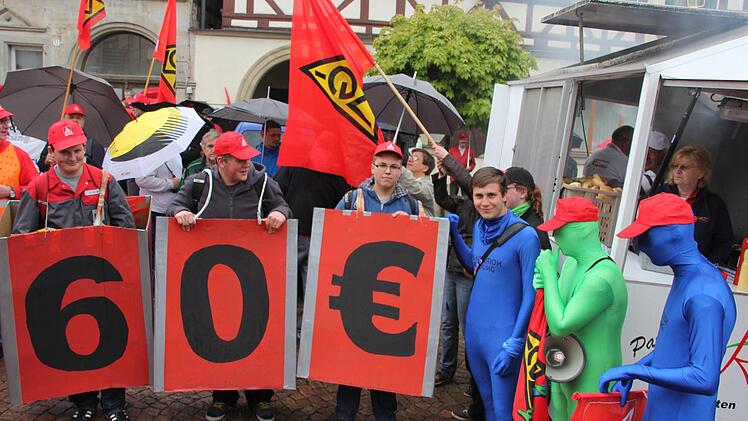 Keine überzogene Forderung fanden die Jugendvertreter in ihren bunten Überzieher-Kostümen - sie wollen 60 Euro mehr Ausbildungsvergütung. Fotos: Ralf Kestel