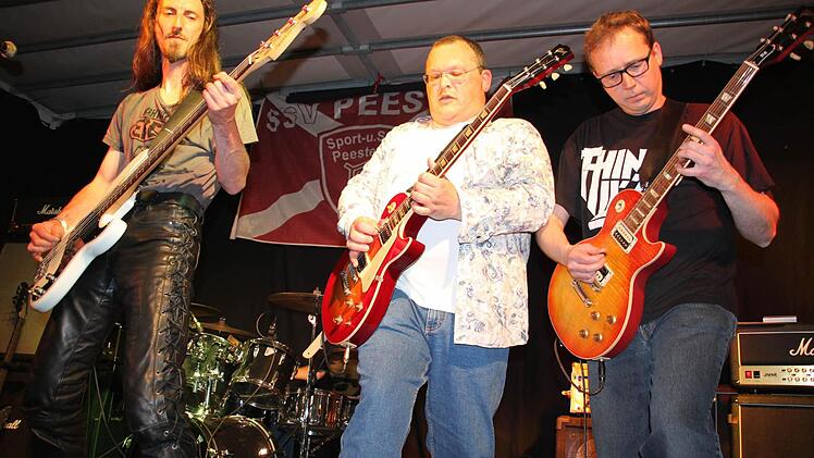 "Pearly Gates"-Gitarrist Gregor Zech (rechts) tr&auml;gt den Namen seiner Lieblingsband auf der Brust. Gemeinsam mit Dieter Dressel (Mitte) und Bassist Volker Pezoldt spielt er am 12. Oktober im Tecnet-Zentrum in Burkersdorf die Lieder von "Thin Lizzy" nach. Foto: Stephan St&ouml;ckel