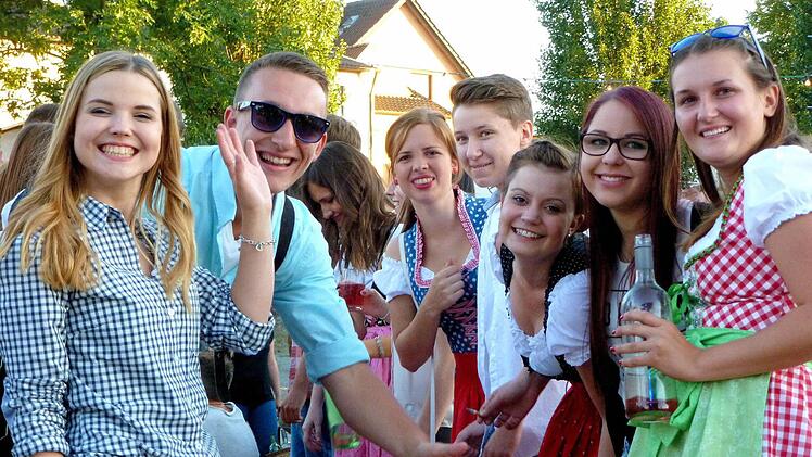 Vergnügte Festbesucher: Am Freitag ist das Sander Weinfest traditioneller Treffpunkt der Jugend aus der ganzen Region.