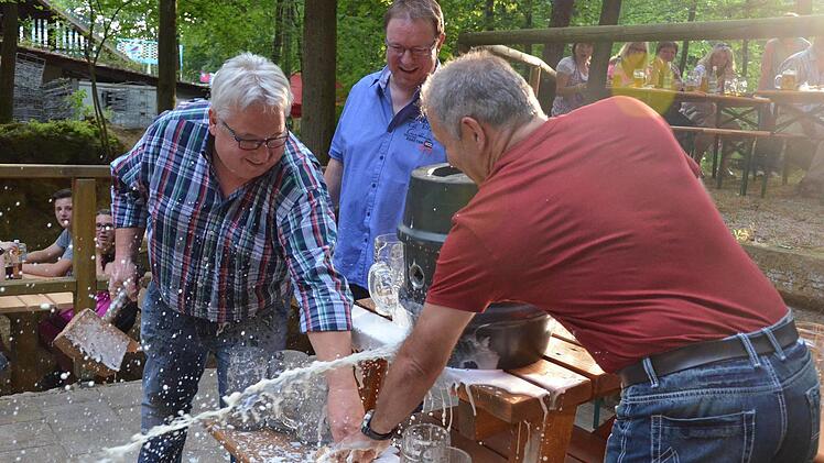 Der Bieranstich Foto: Wilfried Roppelt