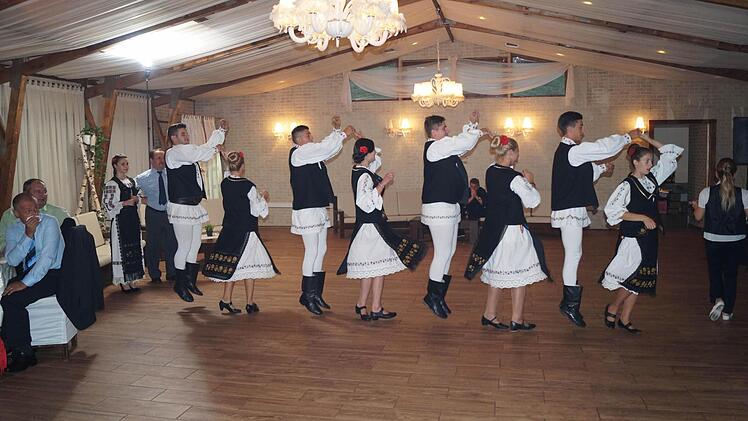 Ein traditioneller rum&auml;nischer Tanz fehlt bei einer rum&auml;nischen Hochzeit nat&uuml;rlich nie.  Fotos: Peter Schmieder