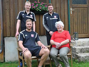 Bei den Stenglein-Brüdern Matthias und Michael (h.v.l.) und Andreas steht die Oma, die "Bobels-Marie", trotz Fußballverrücktheit immer im Mittelpunkt. Foto: Leo Hühnlein