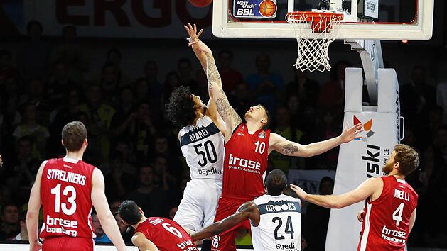 Sechs Blocks, elf Punkte und neun Rebounds standen am Ende f&uuml;r Daniel Theis (Nr. 10) in der Statistik. Hier r&auml;umt er den Bayreuther Center Assem Marei ab. Fotos: Daniel L&ouml;b