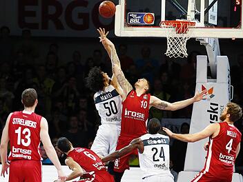 Sechs Blocks, elf Punkte und neun Rebounds standen am Ende für Daniel Theis (Nr. 10) in der Statistik. Hier räumt er den Bayreuther Center Assem Marei ab. Fotos: Daniel Löb