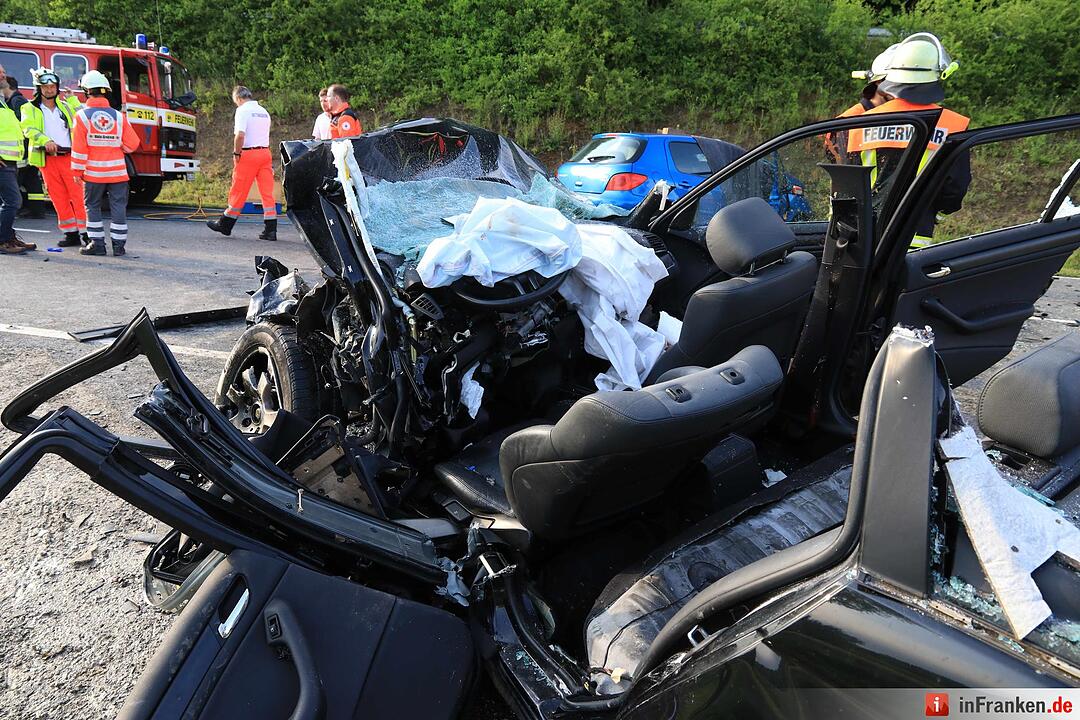Großeibstadt: Tödlicher Unfall - Autos kollidieren frontal