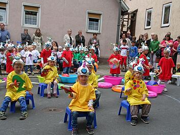 Robiak der Weltraumroboter landete auf dem Sommerfest des Kindergarten St. Martin in Untererthal.  Foto: Waltraut Blum