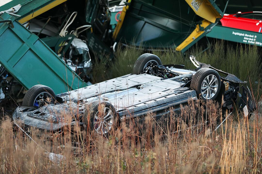 Güterzüge krachen ineinander: Waggons entgleisen