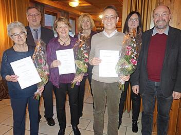 Auszeichnungen anlässlich des "Öbersten" (v.l.): Elfriede Welsch, Gerd Mücke, Erika Kern, Anke Kroll, Tilo Hannemann, Petra Heubner, Arnold Kroll. Foto: Doris Weidner