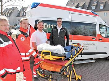 Zusätzlich zu den regulär im Dienst befindlichen Einsatzfahrzeugen stellt das BRK für die Nachmittags- und Abendstunden einen weiteren Krankentransportwagen und Personal bereit. Das Bild zeigt Haßberge-Rettungsdienstleiter Christoph Grimmer (rechts) und den Hofheimer Rettungswachenleiter Daniel Schirmer (daneben), Rettungsassistent Jürgen Sieber und Rettungssanitäter Johannes Roß (von links). Foto: Michael Will
