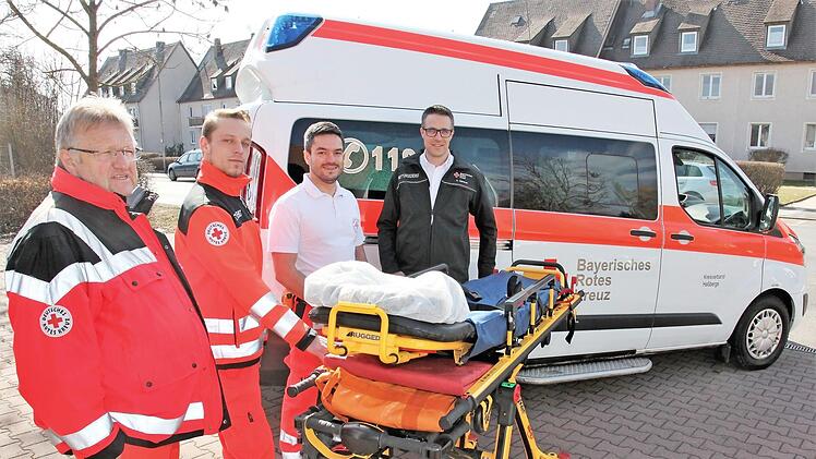 Zusätzlich zu den regulär im Dienst befindlichen Einsatzfahrzeugen stellt das BRK für die Nachmittags- und Abendstunden einen weiteren Krankentransportwagen und Personal bereit. Das Bild zeigt Haßberge-Rettungsdienstleiter Christoph Grimmer (rechts) und den Hofheimer Rettungswachenleiter Daniel Schirmer (daneben), Rettungsassistent Jürgen Sieber und Rettungssanitäter Johannes Roß (von links). Foto: Michael Will