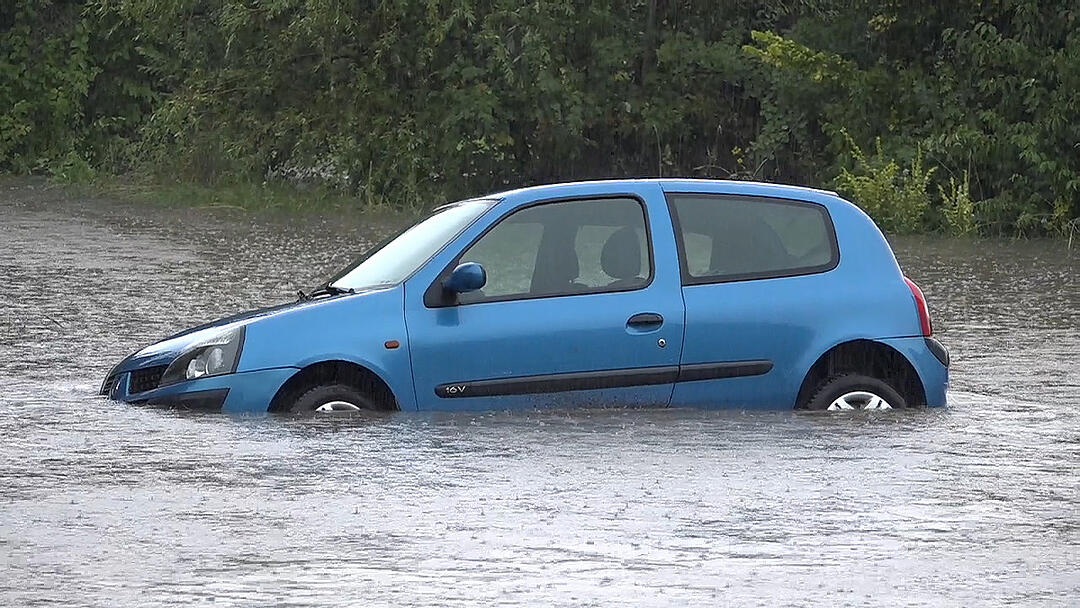 Autos versinken in Wassermassen in Heroldsbach
