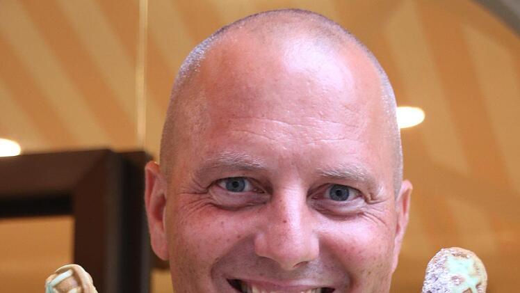 Heiko S&ouml;der hat sich die Inspiration zu seinen Waffeln am Stiel bei einem Ausflug in der Rh&ouml;n geholt. Foto: Teresa Hirschberg