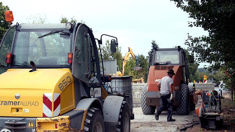 Die Arbeiten in der Erlanger Straße laufen unter Hochdruck.Richard Sänger