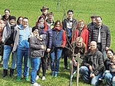 Die Lions-Club-Baumpflanzaktion findet immer größeres Interesse und wird gut angenommen. Kürzlich wurden erneut 30 Bäume unterhalb der Festung Rosenberg gepflanzt. 30 Kinder, Eltern, Paten und Großeltern hatten ihre Freude an der von Stadtförster Uli Dautel fachkundig begleiteten Maßnahme. Foto: Karl-Heinz Hofmann