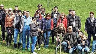 Die Lions-Club-Baumpflanzaktion findet immer größeres Interesse und wird gut angenommen. Kürzlich wurden erneut 30 Bäume unterhalb der Festung Rosenberg gepflanzt. 30 Kinder, Eltern, Paten und Großeltern hatten ihre Freude an der von Stadtförster Uli Dautel fachkundig begleiteten Maßnahme. Foto: Karl-Heinz Hofmann